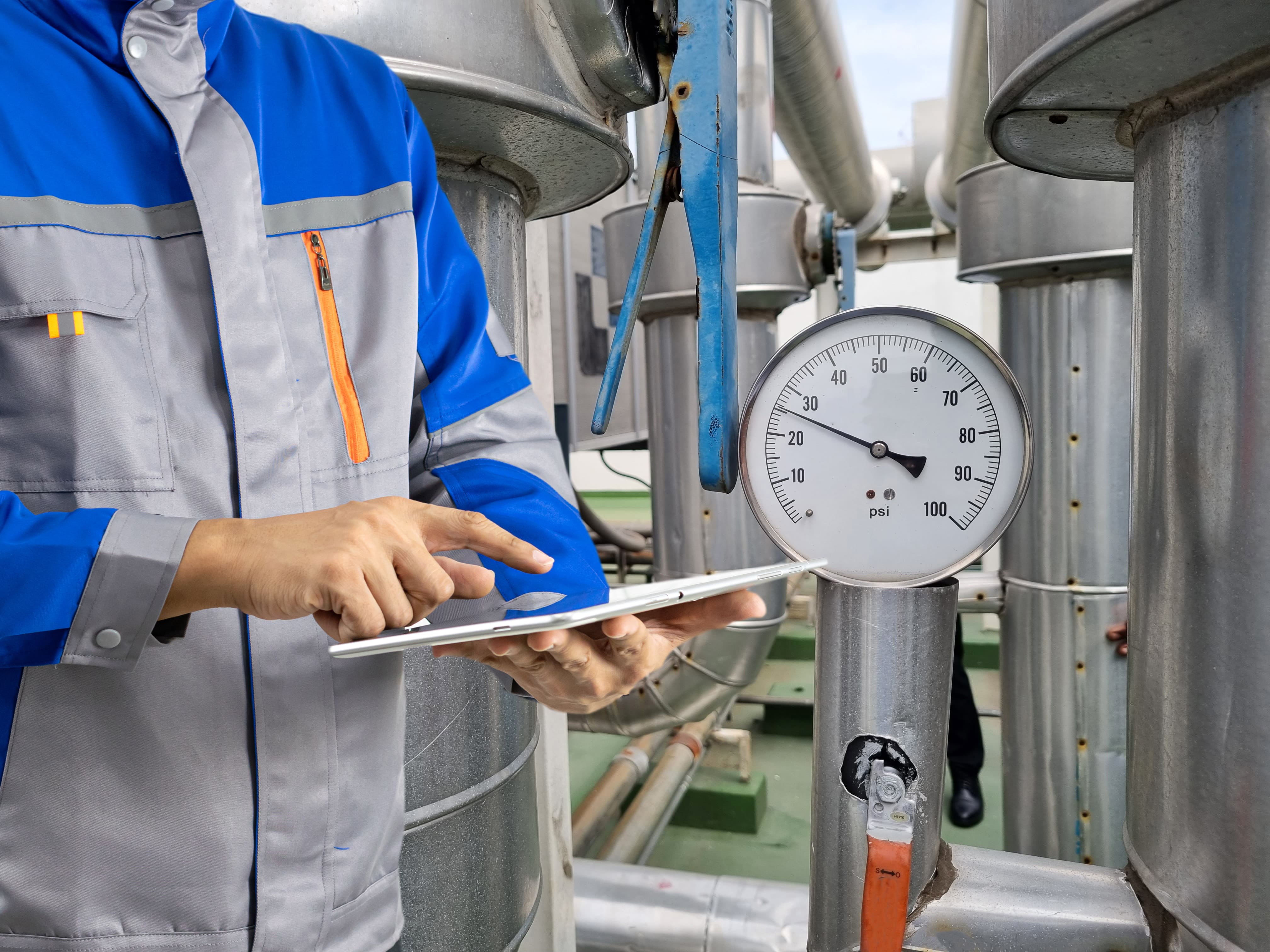 inspection-engineer-air-chillers-cooling-towers-building-min